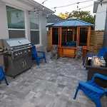 Brand New Modern Pet Friendly Zen Home With Private Home Theater & Hot Tub! Home