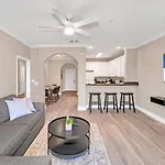 Bright & Modern 2Br Condo With Pool & Hot Tub, Near Disney!