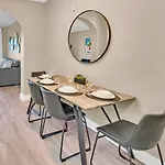 Bright & Modern 2Br Condo With Pool & Hot Tub, Near Disney!