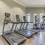 Cozy Lakeview Condo W Private Balcony