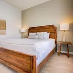 Vacation In This Stunning Condo- Near Attractions