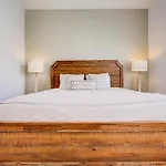 Vacation In This Stunning Condo- Near Attractions