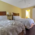 Studio With Double Bed And Community Pool Miles From Disney!