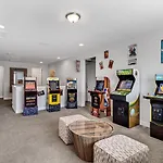 Spacious 8 Bdr Family Home With Arcades And Free Pool Heat