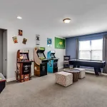 Spacious 8 Bdr Family Home With Arcades And Free Pool Heat