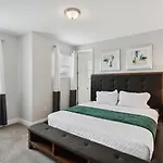 Modern 5 Bedroom Family Home Close To Disney