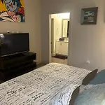 New Apt Close To Universal .