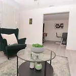 Stylish & Comfy Central Location