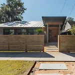 Stunning Modern Home In Hip Enclave Near Dt