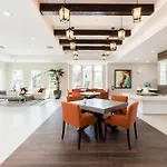 Location!! Modern Luxury Home 2 Miles From Disney!