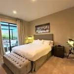 Modern 4 En Suites W Private Hot Tub Bbq Grill