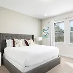 7708 - Beautiful 6Bed Home W Pool And Jacuzzi