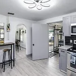 3Br Getaway W Office Near Airport Pets
