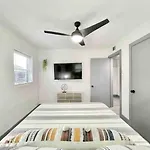Modern 3Br Family Fun, Fast Wifi & Pet-Friendly