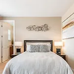 Traditional 6 Bdrm House With Backyard Pool At Encore