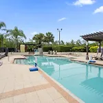 Cozy & Elegant 4Br Enchanted Townhouse - 1 Mile To Disney With Resort Pool, Gym, & Jacuzzi