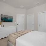 Upstay - Townhouse With Private Pool And Foosball