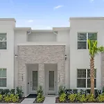 Upstay - Townhouse With Private Pool And Foosball