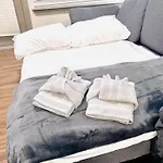 Full Apartment, Close To Parks King Bed Pet-Friendly Top Amenities