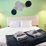 Full Apartment, Close To Parks King Bed Pet-Friendly Top Amenities