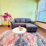 Full Apartment, Close To Parks King Bed Pet-Friendly Top Amenities