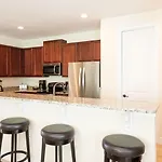 Spacious Graceful 10 Bdrm House With Kitchen At Encore