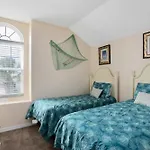 Tropical And Peaceful, This 5 Bed With Pool & Spa