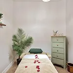 Banana Leaf Villa-Vintage Vibes Suites