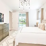 Dazzling 8 Bdrm Home With Putting Green At Encore