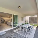 Chic 10Br Retreat With Themed Rooms & Pool