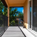 Spacious Regal Oaks Retreat - Steps To The Pool