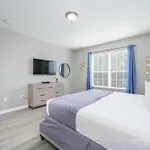 Beautiful Lake View Condo, Vista Cay-1004