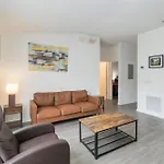 Huge Screened Patio That Overlooks Lake Buck, Near Famous Attractions!!