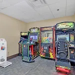 Spacious Queen Suite Near Universal Pool & Hot Tub