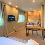Accessibility Certified Stunning Villa W4 Bd