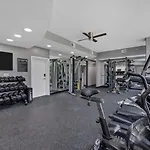 Modern 3 Bedroom Condo In Downtown W Free Parking