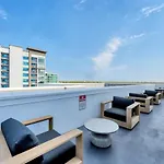 Modern 3 Bedroom Condo In Downtown W Free Parking