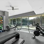 Modern 3 Bedroom Condo In Downtown W Free Parking