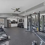 Modern 3 Bedroom Condo In Downtown W Free Parking