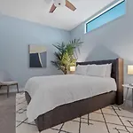 Luxurious 2 Beds 2 Baths Downtown Apartment
