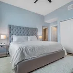 Luxurious 2 Beds 2 Baths Downtown Apartment
