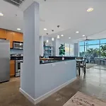 Luxurious 2 Beds 2 Baths Downtown Apartment