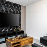 Luxury 3 Bed Home Up To 8 Guests- The Hub - 3236 Tt
