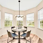 Bright & Modern 2Br Condo With Pool & Hot Tub, Near Disney!