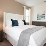 Stylish Sleek 9 Bdrm Home With Full Kitchen At Encore