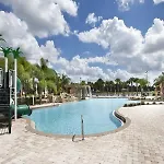 Beautiful 4 Bed 3 Bath Town Home With Splash Pool