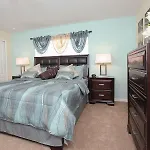 Beautiful 4 Bed 3 Bath Town Home With Splash Pool