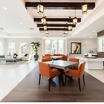 Dream Townhome With Balcony Summerville Su7576