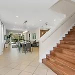 6 Bedroom Vacation Home With Pool