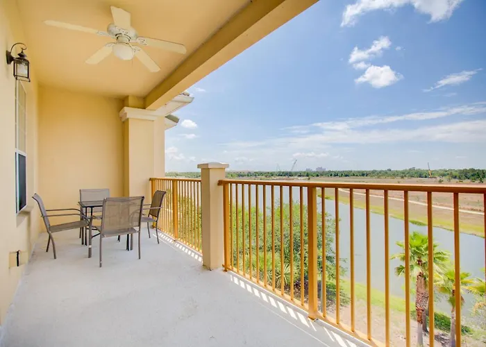 Top-Floor Luxurious Lakeview Condo